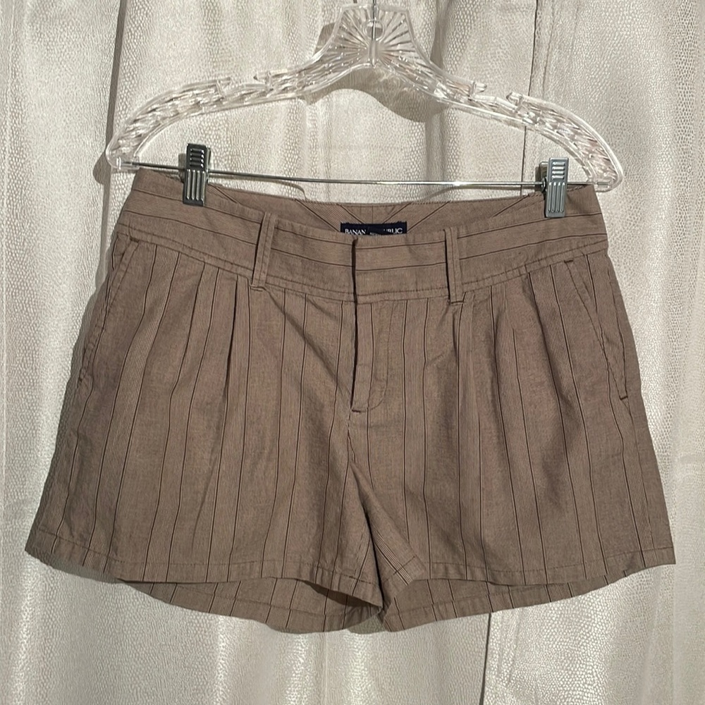 Vintage Banana Republic Pinstriped, Pleated, 4 Pocket, 4” Inseam Women’s Shorts
